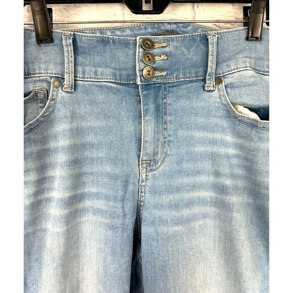 Torrid Jeans Womens 12 Light Blue Wash Crop Jegging Super Soft Distressed Torn - Picture 9 of 12